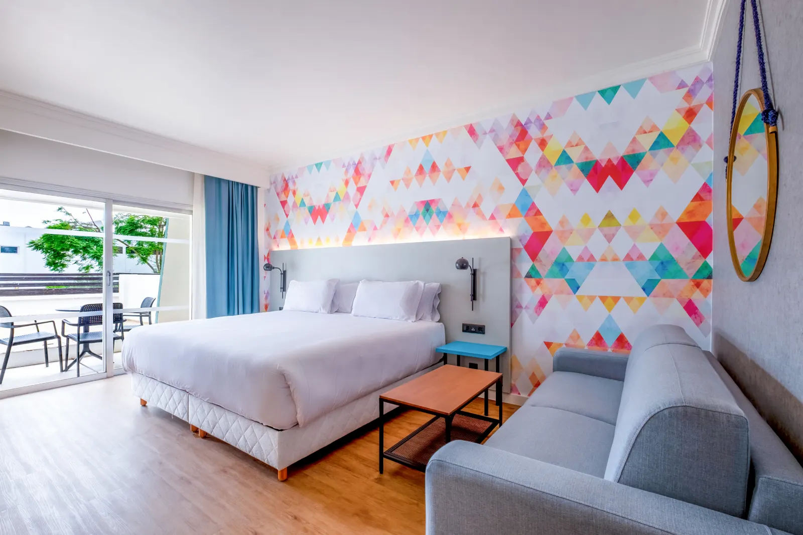 Habitación del Barceló Allegro Agadir reformada por Elite, con mural de triángulos de colores