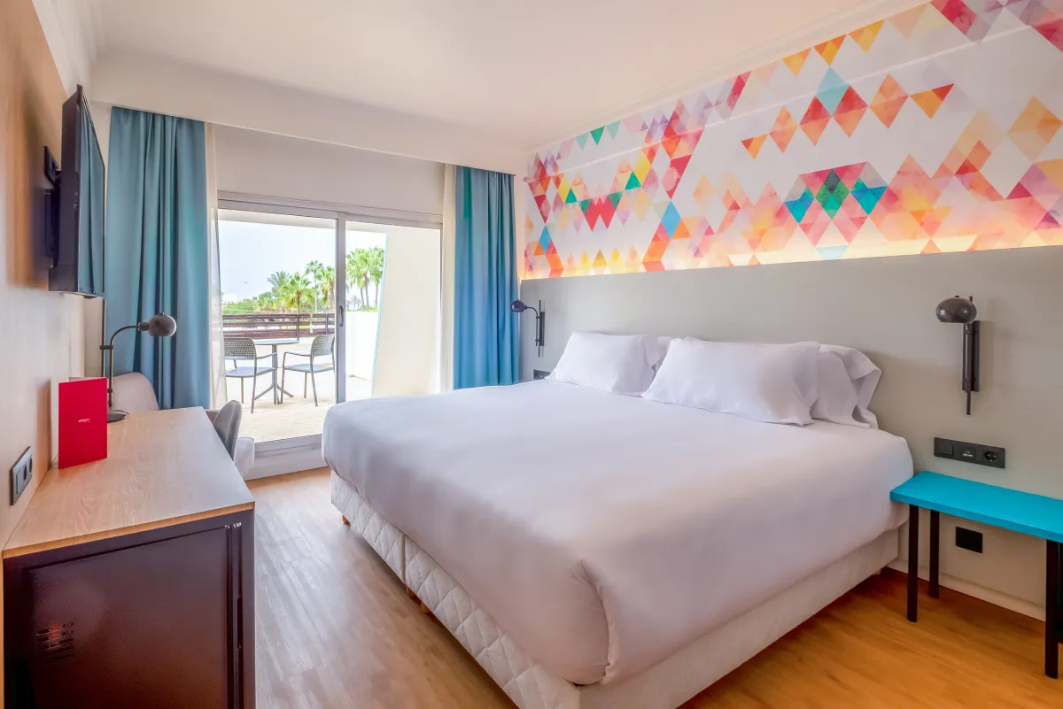 Habitación doble del Barceló Allegro Agadir con cabecero de triángulos