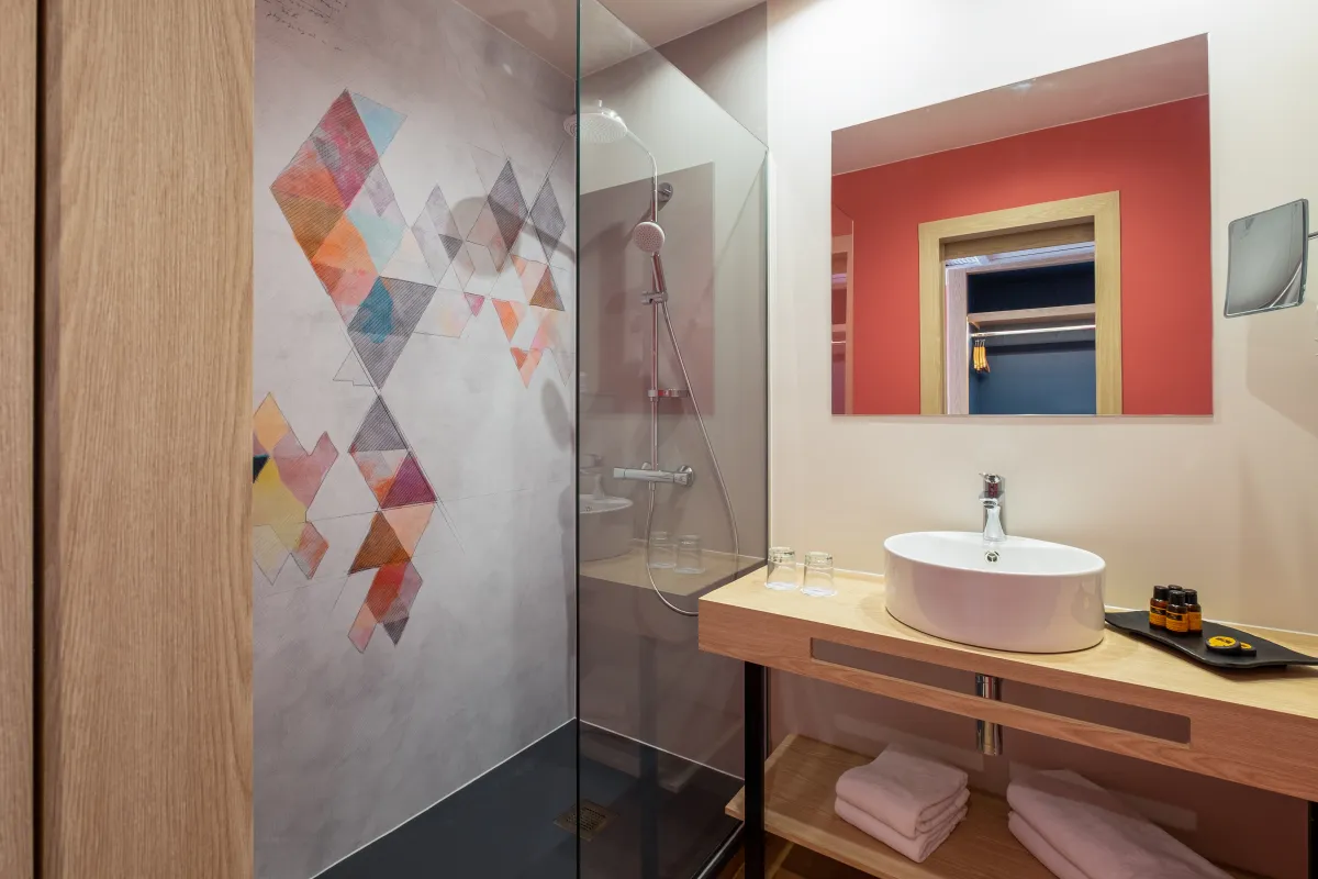 Baño del Barceló Allegro Agadir con mosaico geométrico