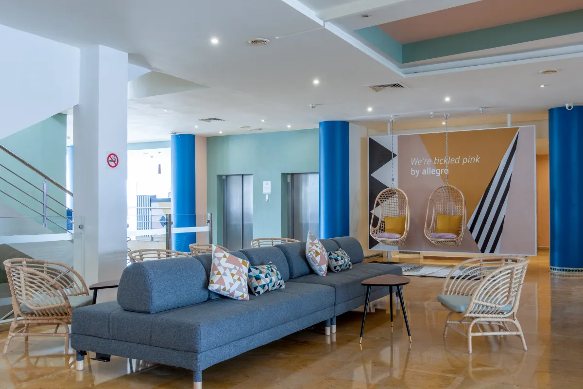 Lobby del Barceló Allegro Agadir con sofá azul y butacas de ratán