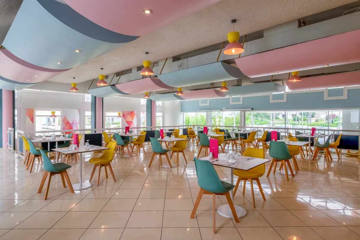Restaurante bufé del Barceló Allegro Agadir con techo de velas rosa y azul