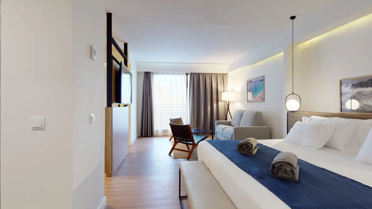 Suite del Barceló Lanzarote Active Resort con cama, salón y ventanal