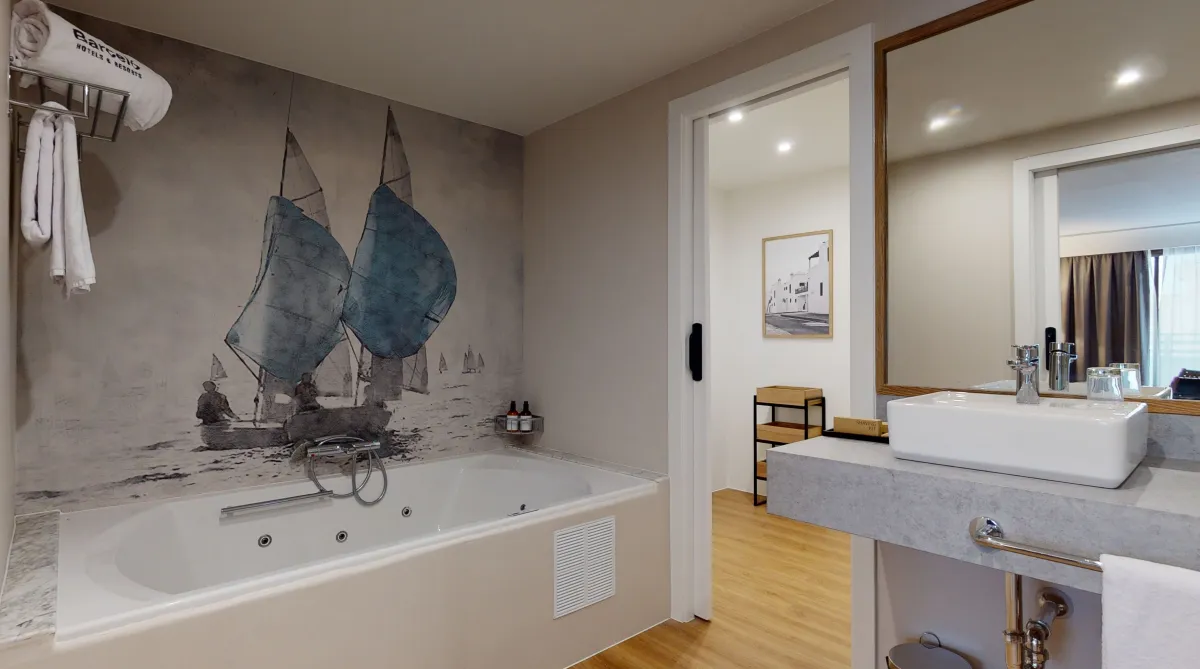 Bañera de hidromasaje con mural de velas en una habitación del Barceló Lanzarote