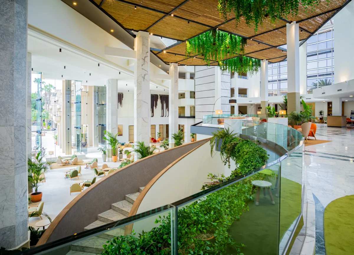 Atrio del Barceló Lanzarote Active Resort con la escalera curva