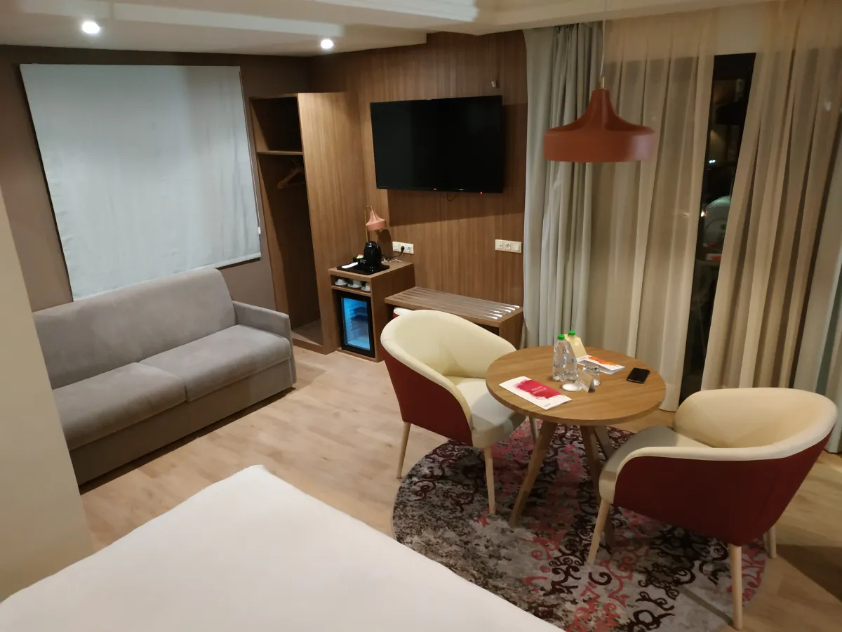 Mueble de madera con minibar y bandeja de café en una habitación del Barceló Marrakech