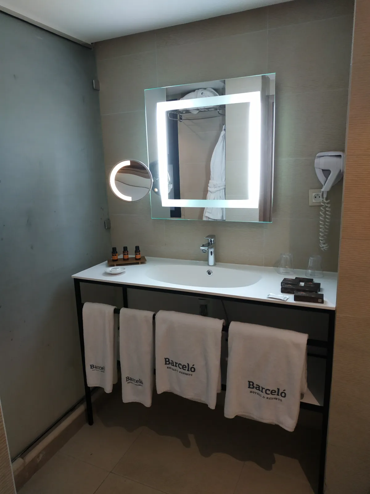 Lavabo con espejo iluminado en un baño del Barceló Marrakech