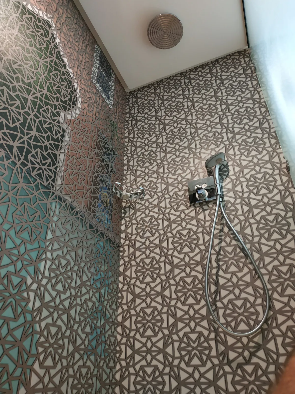 Ducha con revestimiento de celosía en un baño del Barceló Marrakech