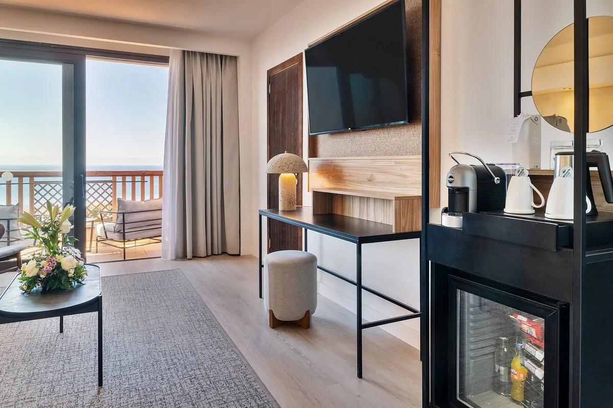 Escritorio y terraza con vistas al mar en una habitación del Barceló Tenerife