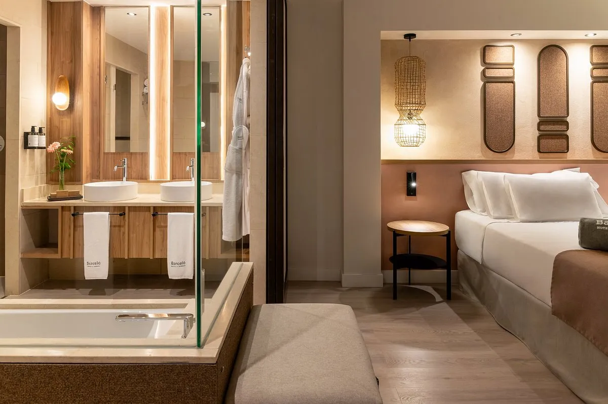Baño con mampara de vidrio junto a la cama en el Barceló Tenerife