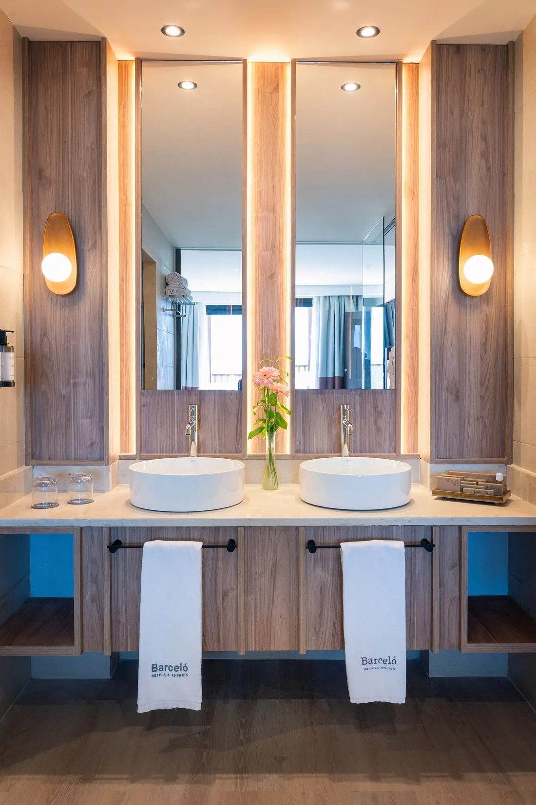 Doble lavabo de un baño reformado del Barceló Tenerife
