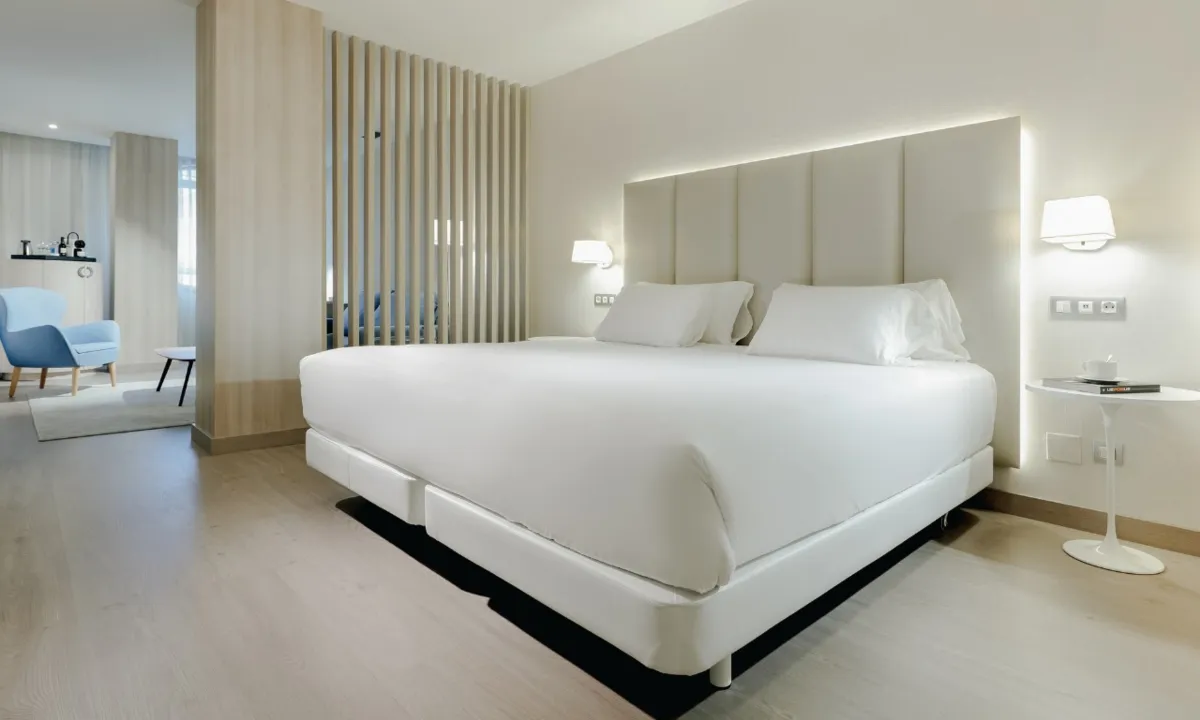 Habitación del Hesperia A Coruña reformada por Elite