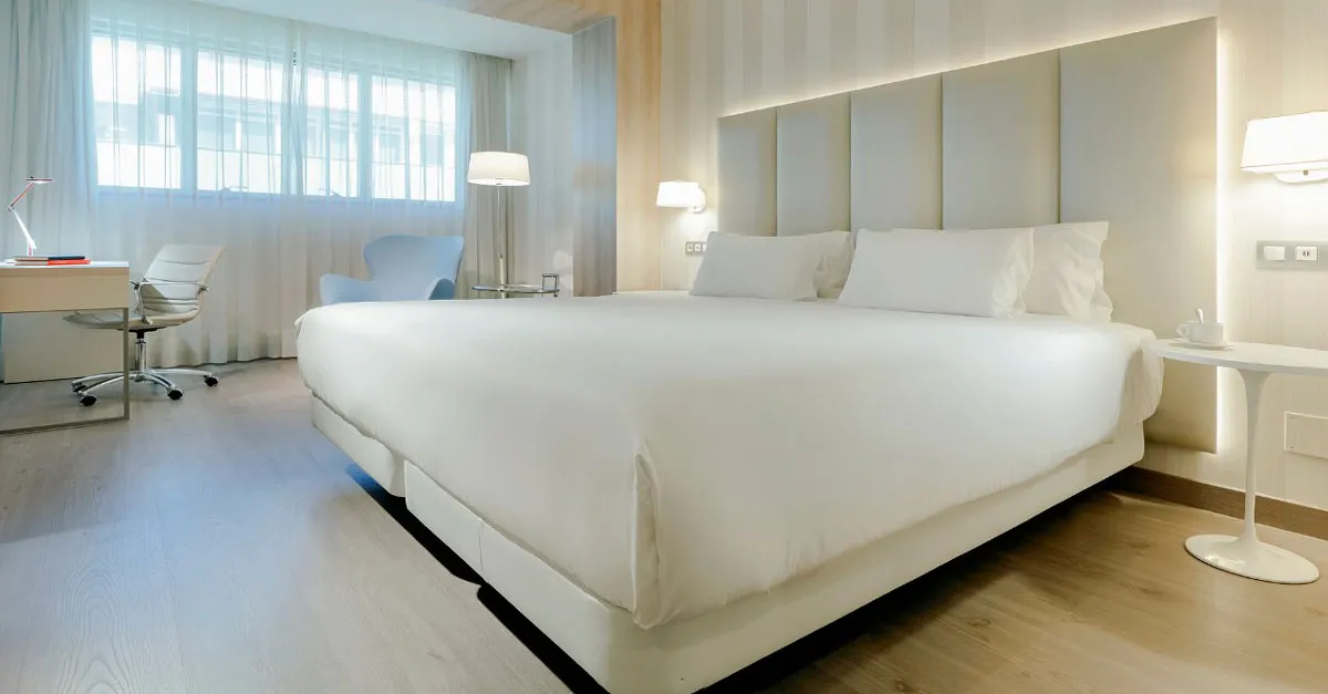 Habitación del Hesperia A Coruña con revestimiento nuevo