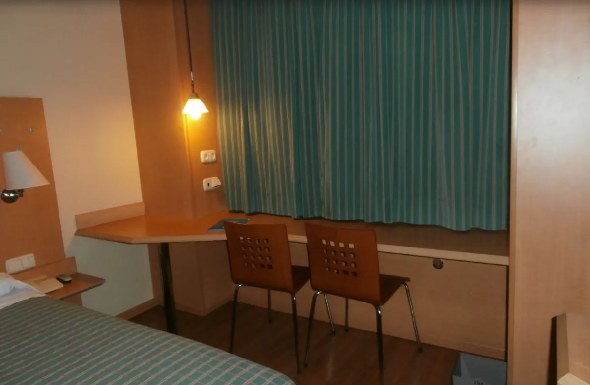 Escritorio de una habitación del NH Madrid Barajas antes de la reforma