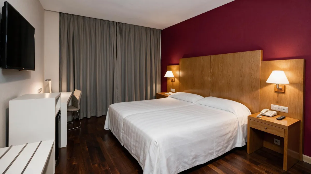 Habitación del NH Madrid Chamberí antes de la reforma, con pared granate