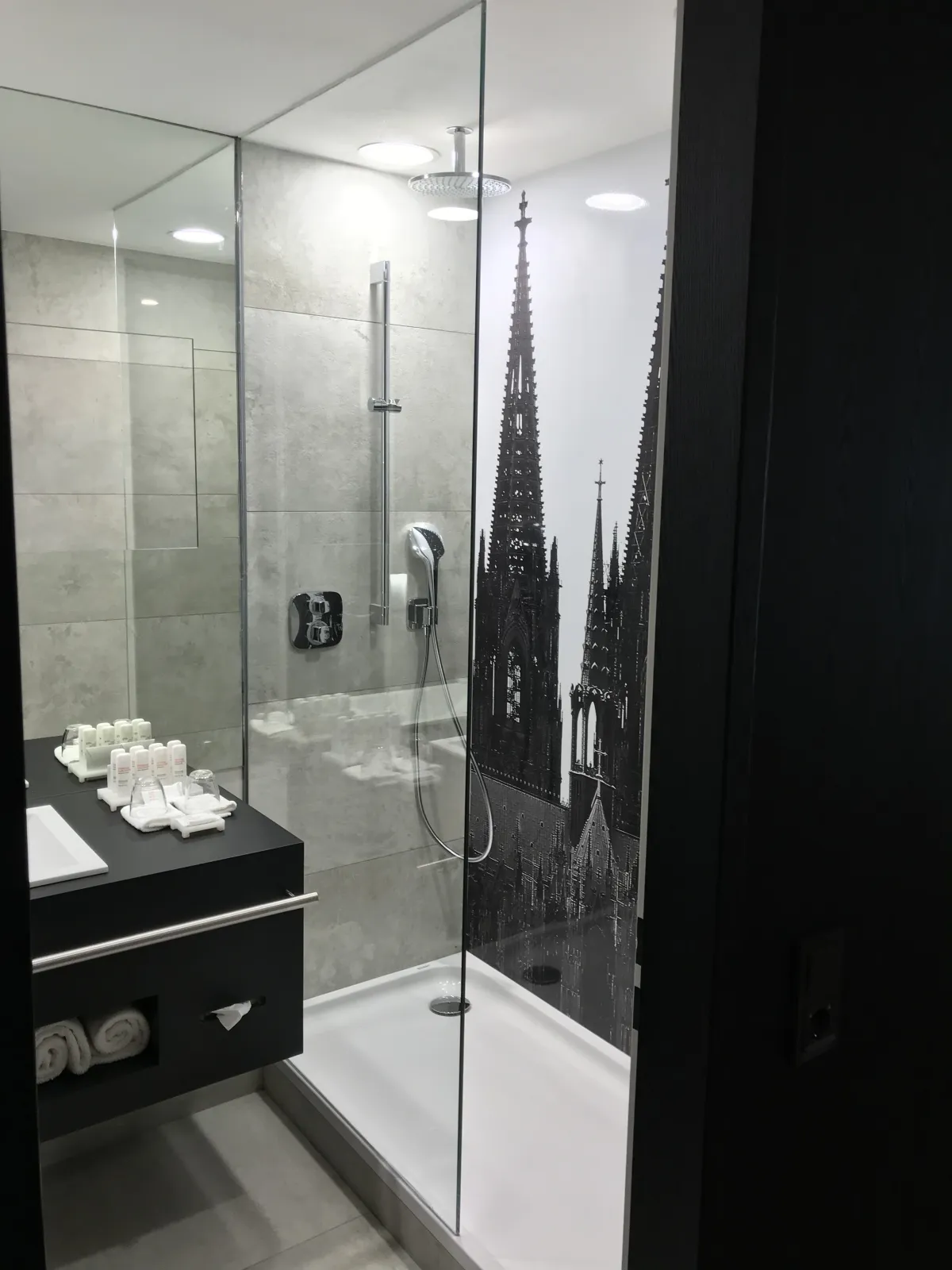 Baño del Radisson Blu Colonia con vinilo de la catedral de Colonia