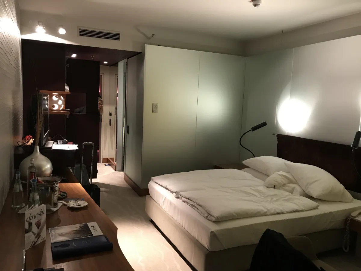 Habitación del Radisson Blu Colonia antes de la reforma, vista desde la ventana