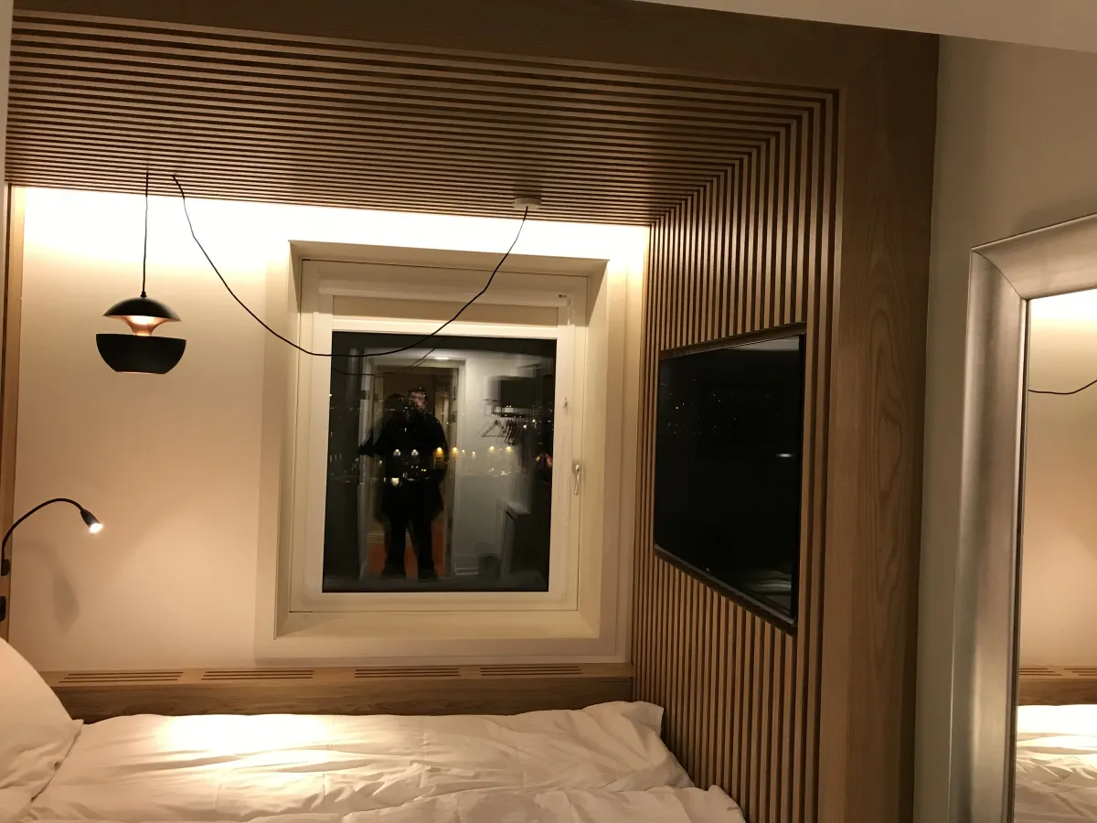 Ventana enmarcada en lamas de madera en una habitación del Radisson Blu Tromsø