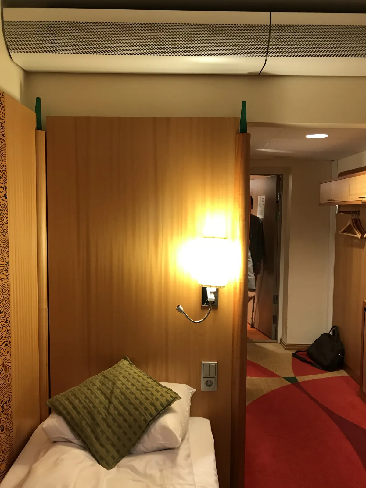 Cabecero de madera antiguo en una habitación del Radisson Blu Tromsø antes de la reforma