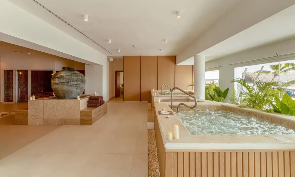 Spa del Santo Domingo Bay con jacuzzi y palmeras