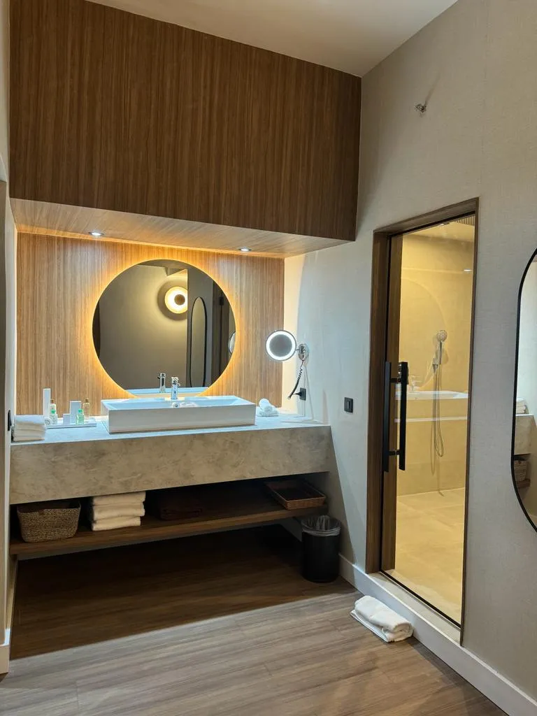 Baño de una habitación del Santo Domingo Bay después de la reforma