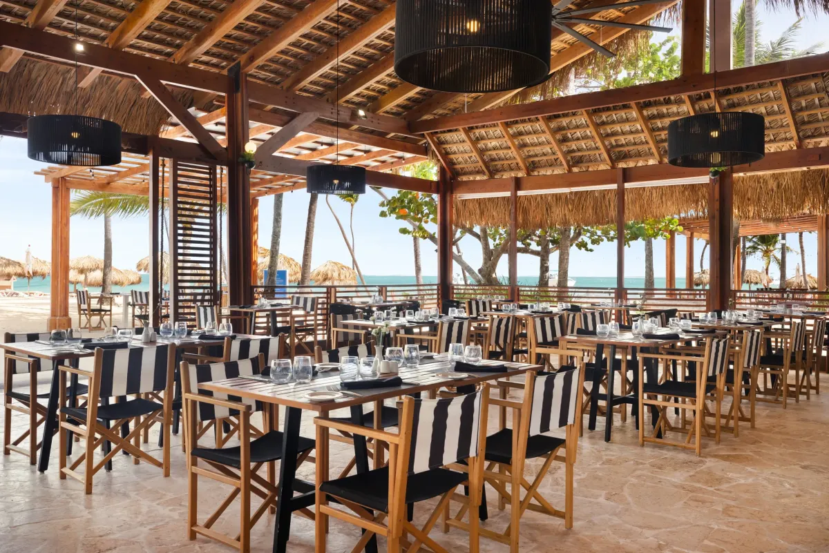Restaurante bajo palapa del Sunscape Coco Punta Cana, junto al mar