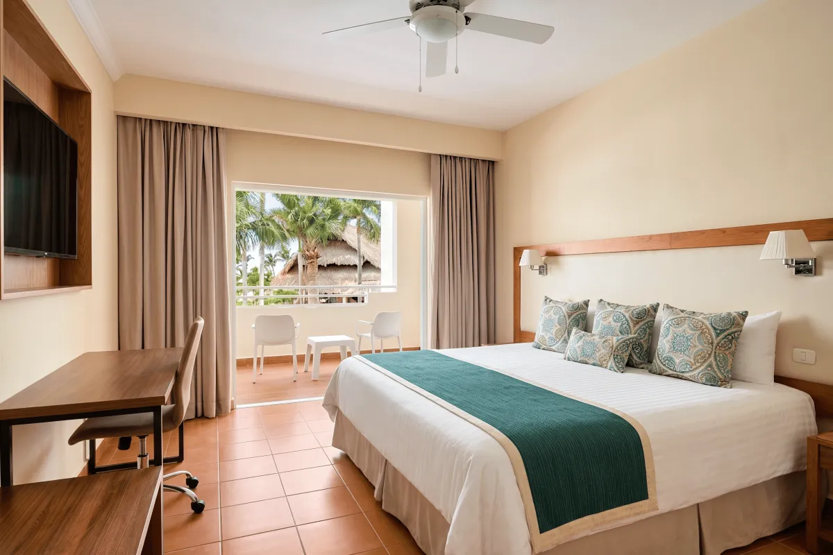Habitación del Sunscape Dominicus antes de la reforma, con la ventana al jardín